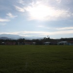 Die Arbeitersiedlungen inmitten der Felder haben alle einen Fußballplatz als Hauptplatz.