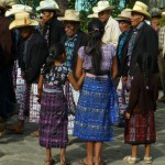 Das sind typische Trachten der Indigenen Bevölkerung im Hochland von Guatemala.