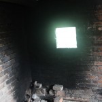 Eine typische kolumbianische Kochstelle IM Haus. Könnte man auch als Räucherkammer bezeichnen. Am besten sind immer die Häuschen ohne Fenster. Dort entweicht der Rauch dann durch die Schlitze von den Dachziegeln.