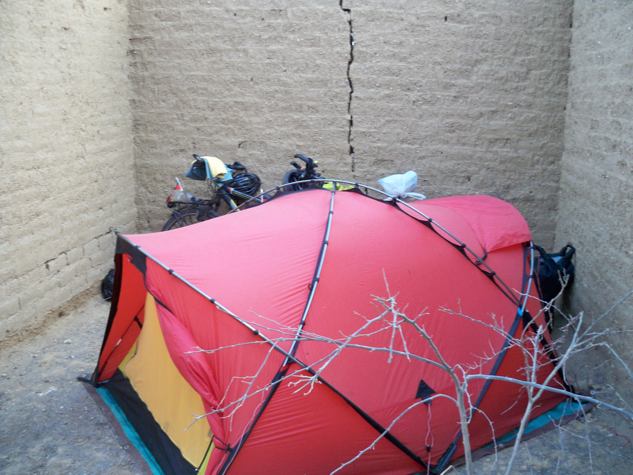 In einem verlassenem Lehmhäuschen haben wir unser Zelt für die Nacht aufgeschlagen.