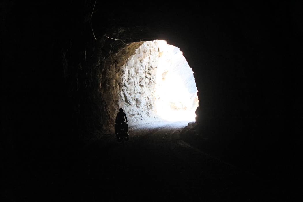 Auf dem Weg hoch nach Huallanca galt es wieder jede Menge unbeleuchteter Tunnel mit bis zu 200 Meter Länge zu durchqueren.