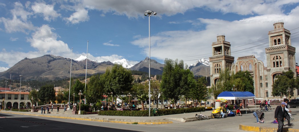 Blick auf den Hauptplatz von Huaraz mit der Cordillera Blanca im Hintergrund.