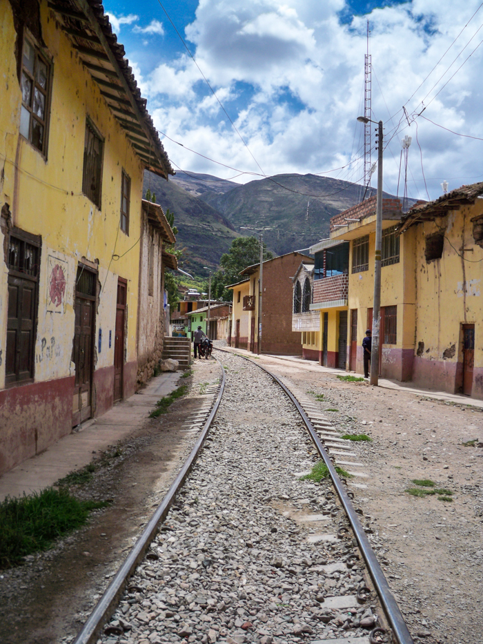 Entlang dem Rio Mantaro führt auch eine alte Bahnstrecke druch das Tal.