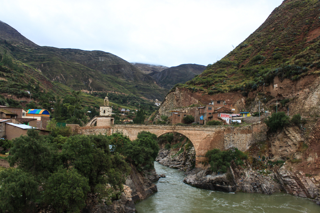 Die alte koloniale Brücke über den Rio Mantaro.