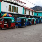 Tuktukgeschwader vor dem Markt in Huanta