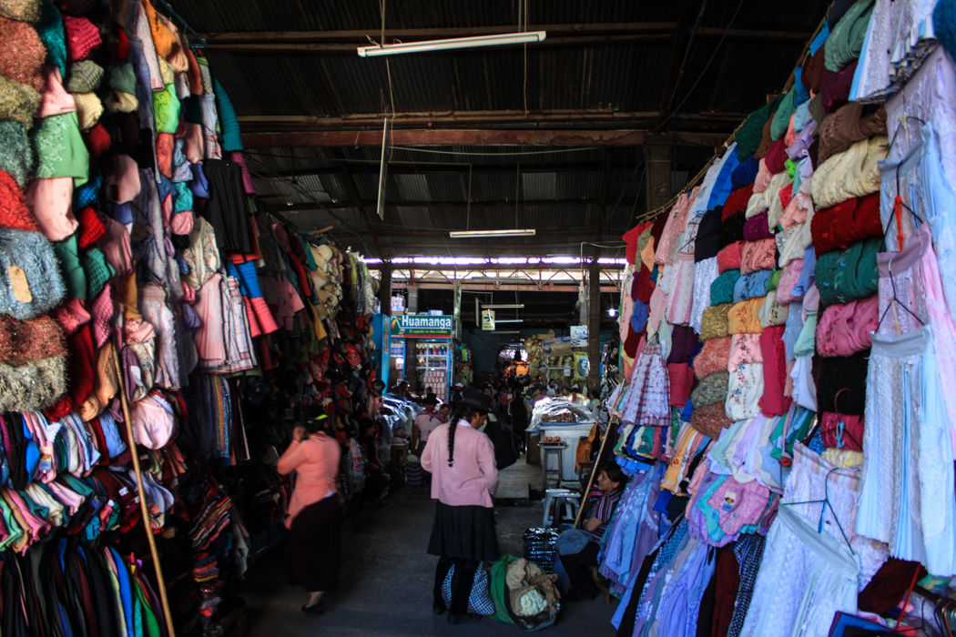 Blick in die Kleiderabteilung des Marktes von Ayacucho.
